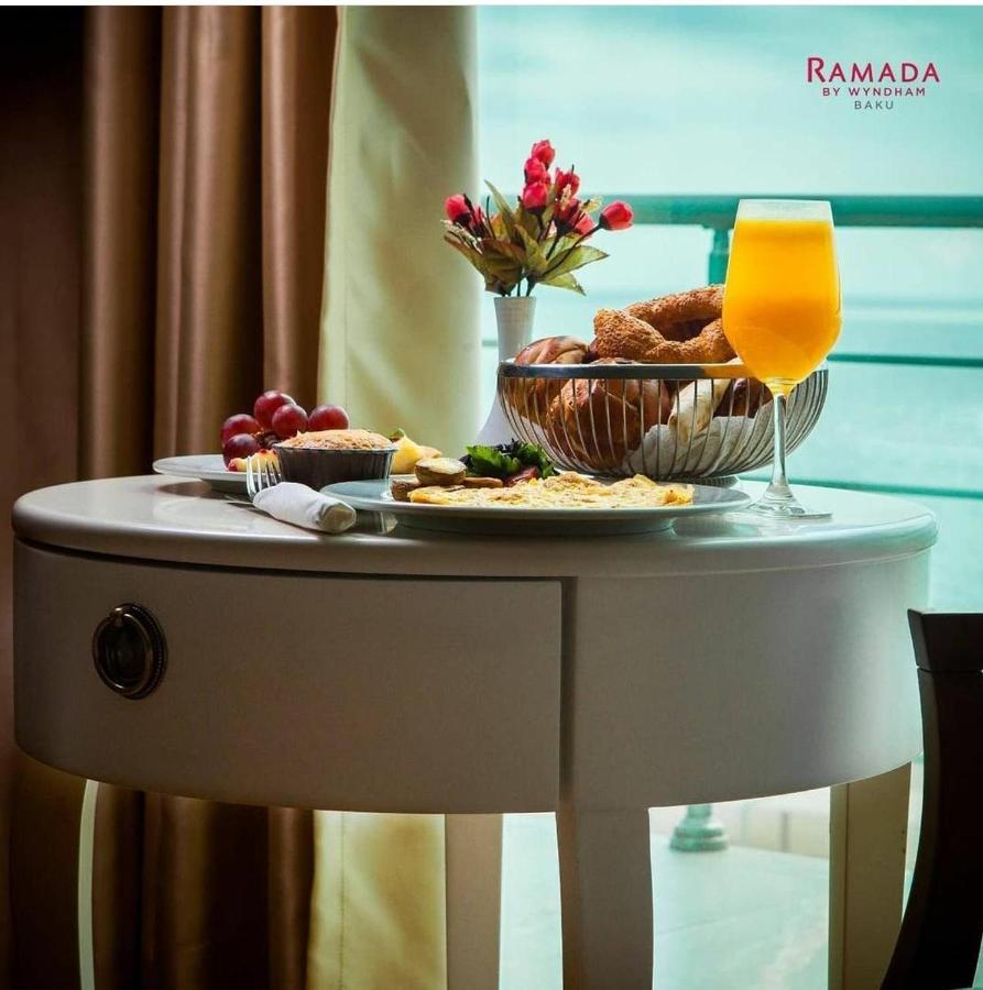 Ramada by wyndham baku. Отель Рамада Баку. Отель:Ramada by Wyndham Baku 5*. Уютный номер в отеле со столиком. Resant отель.