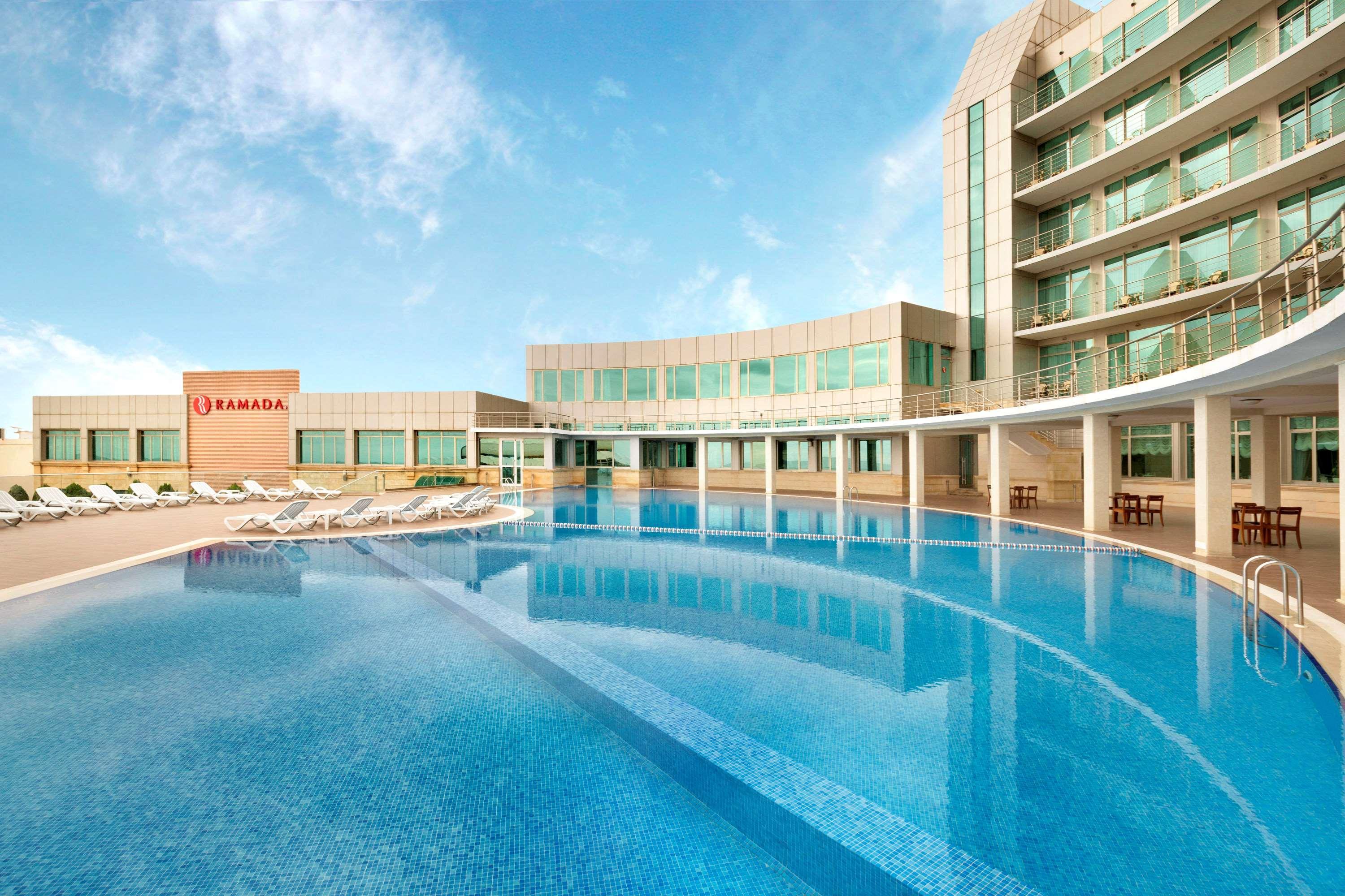 Wyndham baku hotel. Отель Рамада Баку. Ramada by Wyndham Baku Hotel. Ramada by Wyndham 5 Баку. Ramada Baku Hotel пляж.