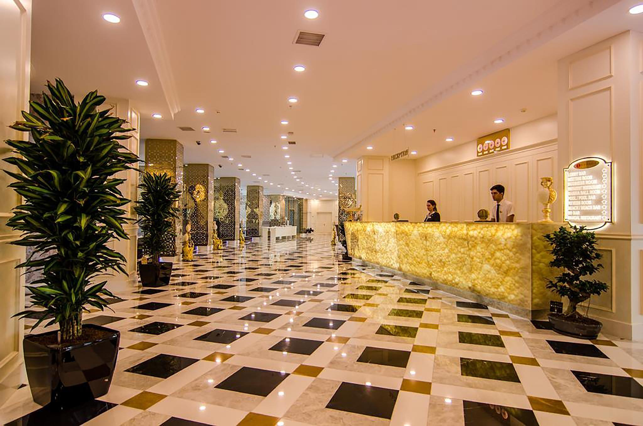 Wyndham baku hotel. Отель Рамада Баку. Ramada by Wyndham Baku Hotel 5. Ramada by Wyndham 5 Баку. Ramada Baku Hotel пляж.