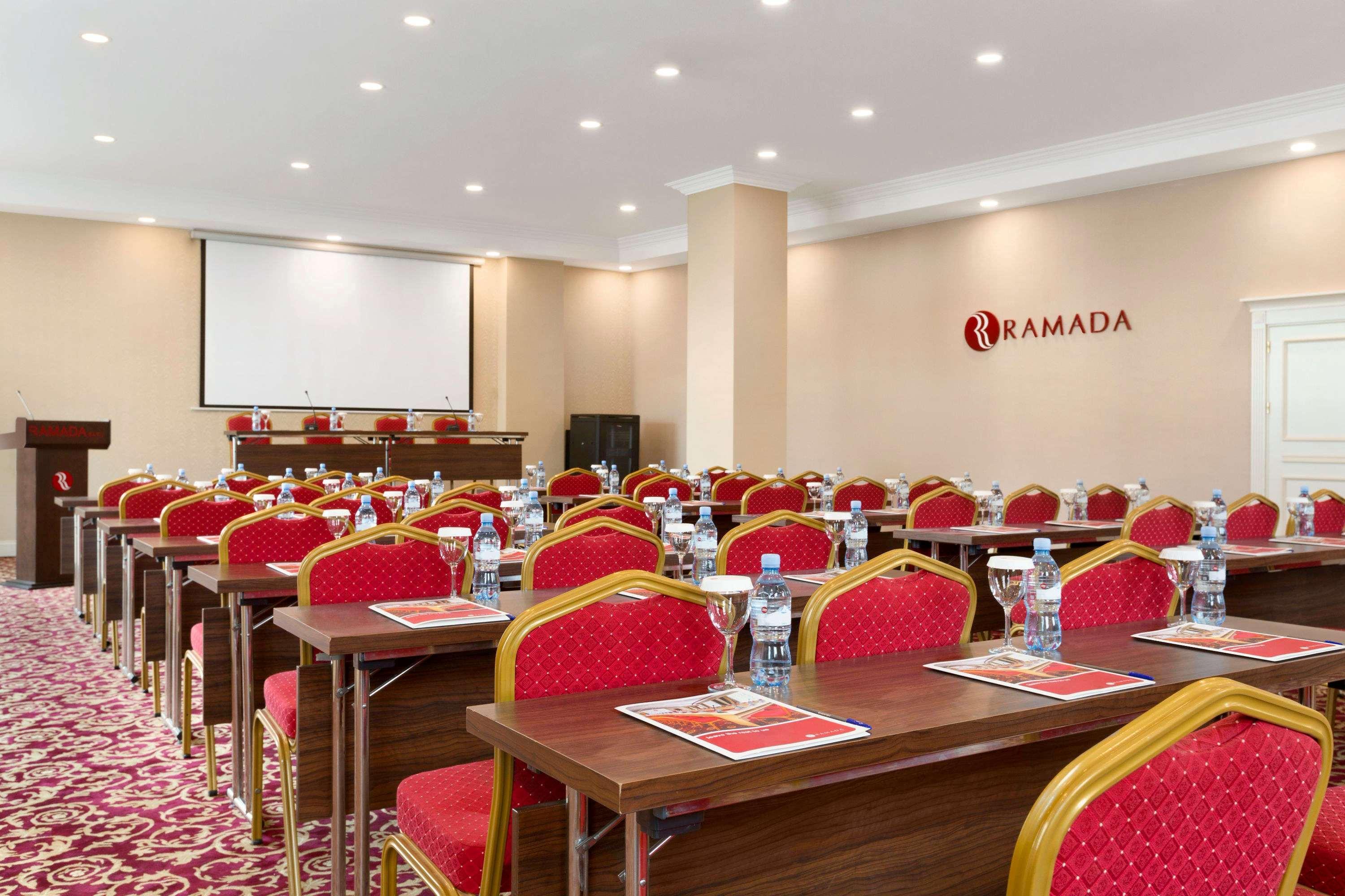 Ramada baku hotel. Отель Ramada Baku. Ramada by Wyndham Баку. Ramada by Wyndham 5 Баку. Ramada Baku Hotel пляж.